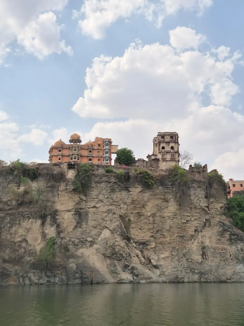 चम्बल किनारे चट्टान पर रियासतकालीन महल